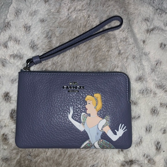 Disney X Coach corner zip wristlet with Cinderella LIMITED EDITION - Picture 6 of 7